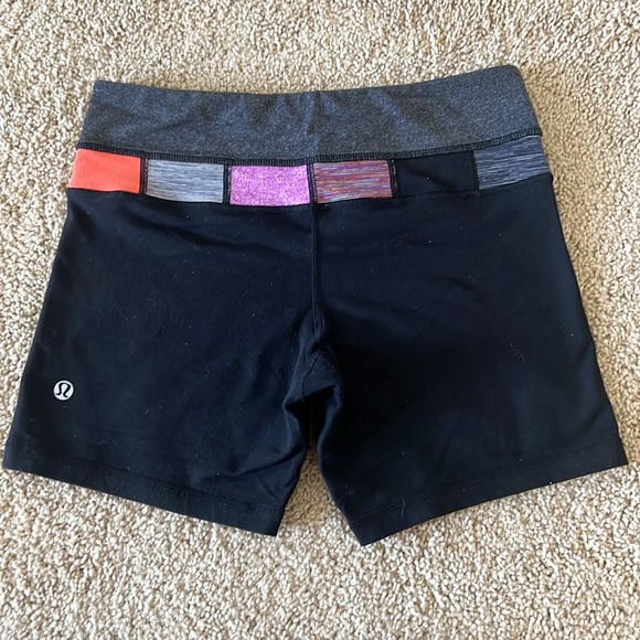 Lululemon Shorts Size 4 - Picture 2 of 4